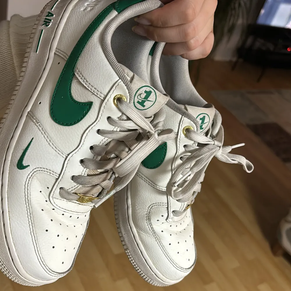 Säljer dessa limited edution Nike Af1 som är väldigt svåra att få tag på, men som jag inte använder längre tyvärr:/ Superfint skick inget har gått sönder inuti som det brukar göra med af1. Kan sänka priset vid intresse ☺️. Skor.