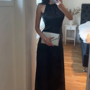 Elegant Satin klänning - Elegant lång satin klänning, perfekt till bal, bröllopsgäst, semester och mycket mer. Aldrig använd, prislapp på. Nypris:600, säljer för halva priset.❤️