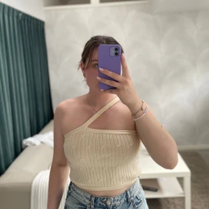 Stickad topp - Stickat linne som inte kommer till användning pga för litet💛