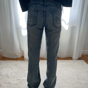 Victoria beckham jeans  - Super snygga och lågmidjade bootcut Victoria Beckham jeans. Bra kvalitee dock liten fläck på knät som knappt syns.🖤 