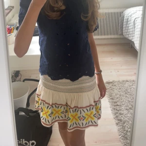 Zara volang kjol - Säljer denna volang kjol från zara barn som jag köpte förra sommaren. Säljer då den inte kommit till användning. Passar mig som vanligtvis är en s. Priset går att diskutera vid snabb affär 