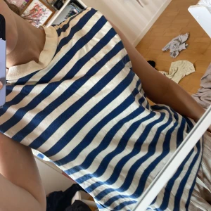 Blå vitt linne - Säljer detta blå vita linne då det inte kommer till användning. Är i bra skick inga tecken på användning är i storlek xxs men passar även xs och s. Köpt för ca 200