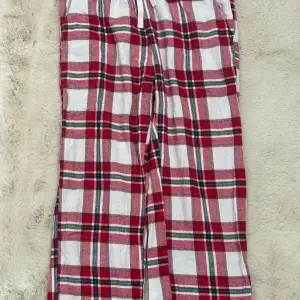 Pyjamasbyxor ifrån Lindex, endast används ca 3 gånger, säljs för att dom är för små för mig, nypris 140 kr💗