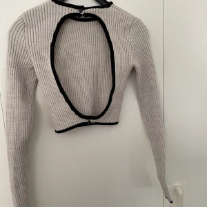 Topp från BERSHKA XS - En fin stickad topp från BERSHKA storlek XS använd ett fåtal gånger så i ett mycket bra skick💕 Köparen står för frakten 