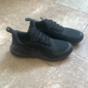 Air Max 270 - Helsvarta air Max 270 i extremt bra skick. Skorna är endast använda ett fåtal gånger.