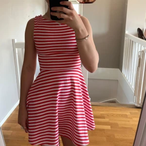 En jätte fin klänning från Divided i storlek 34 som man kan ha på 2 olika sätt. - Den är aldrig använd 