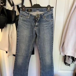 Lågmidjade jeans - Skit snygga Lee jeans. Aldrig använda pga för små.