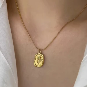 Lyxig Och Vacker Rosenblomma Hängsmycke I Rostfritt Stål - Guldpläterad och rostfritt stål halsband med blomhänge Ny