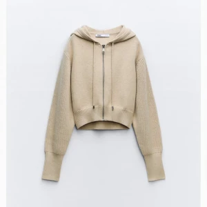 Zara zipup hoodie - Super mysig zip-up hoodie ifrån zara i storlek M, däremot så är det en väldigt liten modell eftersom jag själv brukar ha Xs/S🥰Använt runt 4-5 gånger❤️