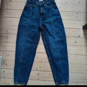 High-rise blå jeans från HMs kollektion med Lee. 