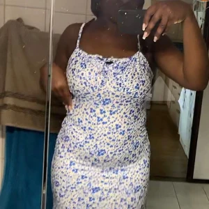 Sommarklänning  - Jättegullig sommarklänning som passar perfekt till tex midsommar💕Nypris 139 kr  - Endast använd två gånger och är i jättebra skick och bra kvalitet (inga fläckar eller liknande)   - Storlek M men passar både M och L eftersom den är stretchig