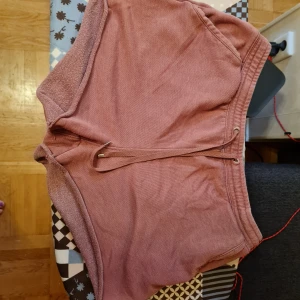 Rödrosa shorts  - Rödrosa shorts från märket Saints and mortals i storlek large, dom har några fläckar på baksidan som syns på bilderna men annars i bra skick