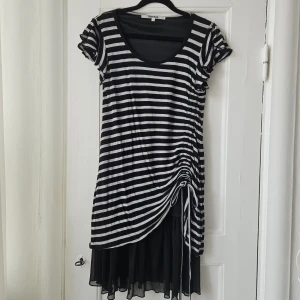 Klänning - Säljer denna early 2000s klänningen med mesh nedtill och snörning i sidan. 