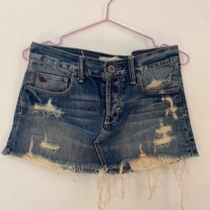 Jeanskjol - Säljer denna jättefina jeanskjol från hollister💕Den är i storlek 24/0💕 midjemått rakt över är 38 cm💞