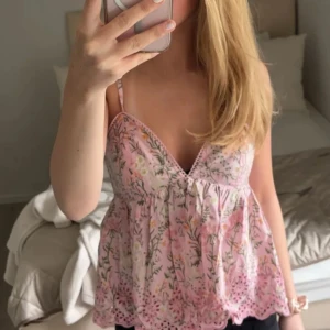 Bikbok topp - (LÅNAD FÖRSTA BILD) fin topp från bikbok som jag bara använt 1 gång, den är super söt men passade inte riktigt mig 🩷 kontakta vid intresse! 