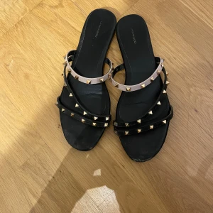 Slippers - Säljer mina favorit skor som är perfekta nu till sommaren❤️