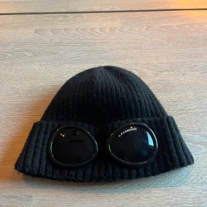Cp company  - Säljer min snygga cp company mössa. Den är använd under hösten 2023 och är i bra skick. Priset kan diskuteras. 