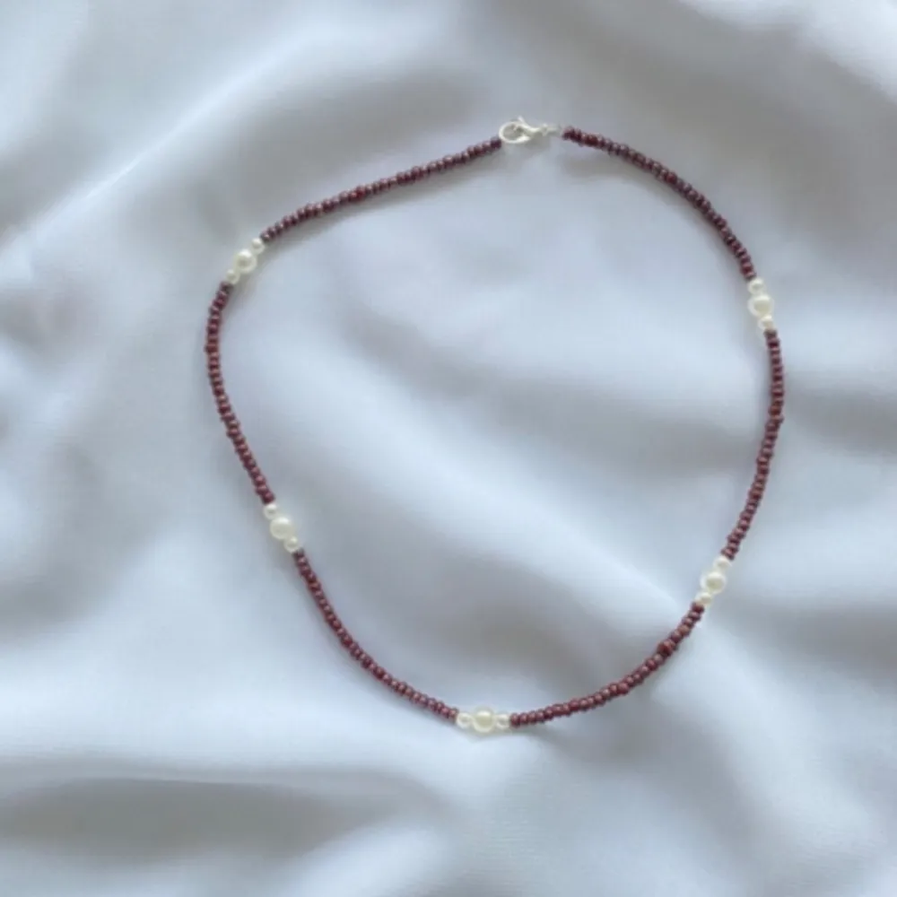 Enkel Pärlhalsband handgjord av oss ❤️ Finns i olika färger Vid frågor är det att bara kontakta! OBS! Tryck inte på ”Köp nu” ifall du inte vill ha spårbar frakt!. Asusteet.