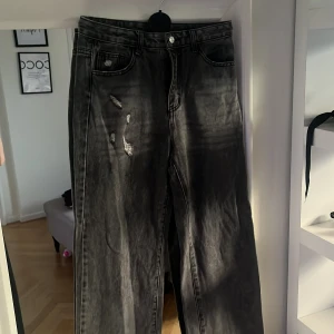 Jeans  - Jätte fina jeans. Har lite hål vid låret ungefär som design. Gråa och storlek 36. 