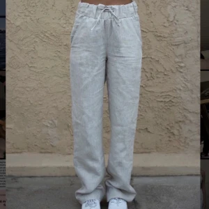 A-DSGN - Säljer dessa A-DSGN linnebyxor i beige. Skriv vid frågor! 🤍