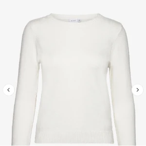 Vit stickad tröja  - Vit stickad tröja från vila, jätte skönt material och har perfekt passform. Säljer pga att den är för stor❤️