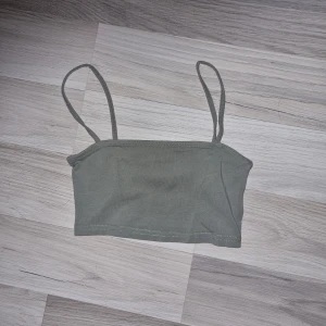 Linne  - Jättekort linne/topp grön linne ifrån H&M.   Storlek XS 