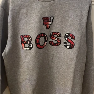 Hugo Boss Sweatshirt collab x NBA Chicago Bulls - Hugo boss sweatshirt collab x NBA Chicago Bulls Bra skick använd fåtal gånger. Köpt från Johnells. Hör av vid intresse!