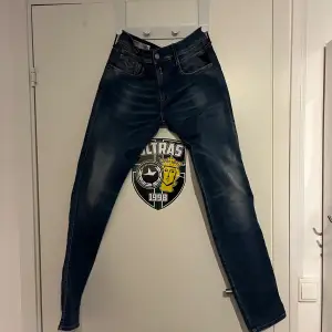 Säljer nu dessa feta replay jeans modell anbass och dem är ganska stretchy så dem sitter väldigt bra. Köpta för 1500