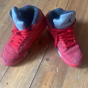 Nike air jordan - Tja! Säljer mina röda air jordans. Använda men i bra skick. Skicka meddelande om du vill diskutera priset.