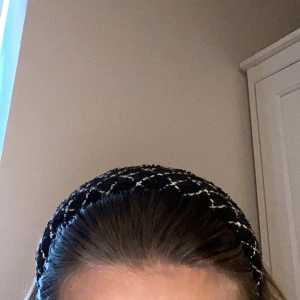 blå/svart diadem - blå/svart diadem från ett uf företag, säljer pgr av att den inte använts på över 3 månader💗köpt för 99kr så kommer att sälja för 60kr för att den endast e använd 1 gång💗pris kan alltid diskuteras!💗