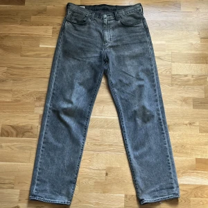 Levis jeans stay loose - Säljer ett par gråa Levis stay loose jeans i bra skick. Nypris runt 1000 kr och storlek W 33 L 34. Priset kan diskuteras.
