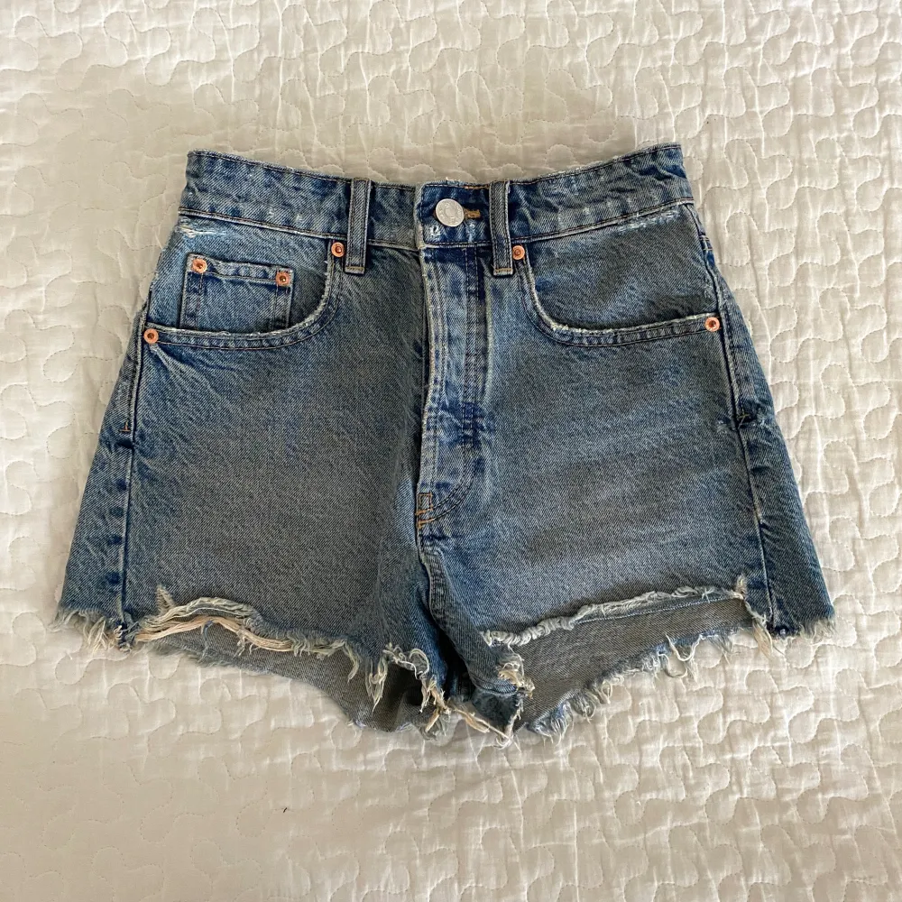 Jeansshorts den Zara i fint skick. Midjemått 31 cm, längd 32 cm. Shorts.