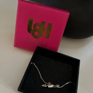 Kärlekshalsband från Lotta Hasselblad - Säljer detta halsband från Lotta Hasselblad pågrund av att det aldrig kommit till andvändning.