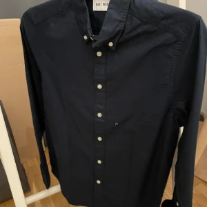 Skjorta  - Marinblå skjorta från eastwest brothers. Helt ny skickas, säljar för att jag inte använder. Pris kan diskuteras.