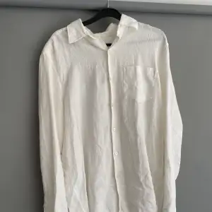 Säljer denna a days march linneskjorta, köpt förra sommaren men knappt använd. Pris kan diskuteras vid snabb affär. Ny pris: 1150 kr. 