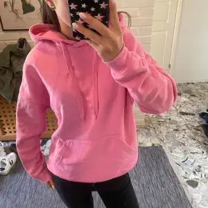 Snygg rosa hoodie som är tyvärr för stor för mig. Aldrig använd. Storlek S men passar även M