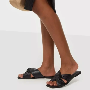 Twisted Feels Flat - Svarta twistade sandaler ifrån NLY Shoes🖤 använda en gång!