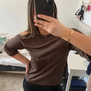 Cold shoulder tröja😍 - Säljer just nu denna bruna, väldigt bekväma, i väldigt fin kvalitet ”off shoulder”-tröjan från Lindex i stl XS. Tröjan är köpt i somras och finns inte kvar, men är endast använd en gång därmed är den i ny-skick.💫🫶🏻
