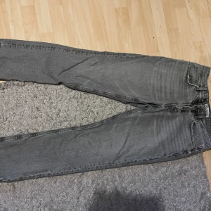 Jeans grå - Grå jeans från Zara, använda men fortfarande i gott skick storlek 48 (skulle säga W: 32 L: 32) Köpt pris 400 mitt pris 250