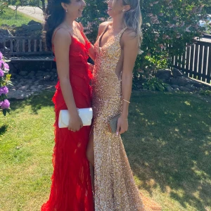 Balklänning från Mascara med öppen rygg - Säljer nu min otroligt vackra balklänning då jag hoppas att någon annan kan få känna sig lika vacker i den på sin bal så som jag gjorde på min💕💕💕💕 Slits och släp, öppen i ryggen!!!!! Skriv för fler bilder 💕💕💕Nypris 3135:- 