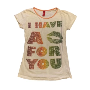 Tshirt med tryck - Så cool och unik tröja med tryck och rhinestones!✨✨✨ Skriv privat vid intresse eller frågor🫶🏻 köp nu funktionen går även bra att använda😊😊