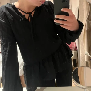 Svart blus  - Svart blus från Only🖤 Endast testad + lapp kvar så den är i nyskick. Säljer då den inte kommer till användning tyvärr 🖤