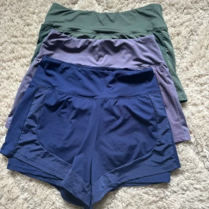 Träningsshorts  - I skick som nya. Alla shorts samma modell i storlek L (passar M/L). Säljer som ett trepack med ett lila, ett grönt och ett blått par. Från SHEIN säljer därför billigt.