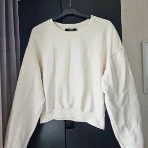 Beaige collagetröja  - En beige collage tröja från Bik Bok i storlek XS. Den är i gott skick. 76% bomull 26% polyester