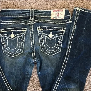 trueys - söta trueys, innerbensmåttet 83💞 i modellen billy, som är easy bootcut💞har ett igensytt hål på innersidan av ena låret! är min vän noelles jeans så jag har inga fler bilder än de hon satte in i annonsen💞