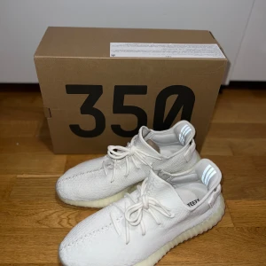 Adidas Yeezy Boost 350 - Storlek EU: 46 2/3  Skick 9/10 använda en gång  Färg: vit  Kvitto från Adidas och kartong förljer med skorna vid köp.  Skorna skickas spårbart med Postnord 