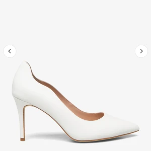 Klackskor - Säljer ett par helt nya vita klackskor ifrån Boozt. Klackarna är i storlek 38/39 och är endast provade 2ggr. (Ordinarie pris 1152kr) Priset går att diskutera.