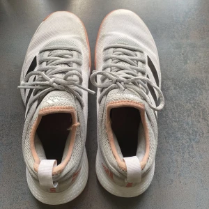 Adidas skor för idrott  - Helt nya adidas skor.  Använda 1 gång, Dom är inte trasiga eller slutna någon stans.🙂 St38 men skulle säga att dom även passar 39