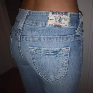 Säljer dessa Low Rise Joey True Religion Jeans. Dem är knappt använda. Kan skickas eller mötas upp inom Stockholms trakten.  Storlek: 27 Innerbenslängd: 82 cm Färg : peak spot 