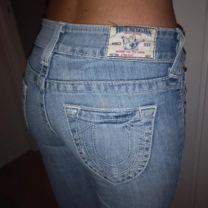 True Religion Jeans  - Säljer dessa Low Rise Joey True Religion Jeans. Dem är knappt använda. Kan skickas eller mötas upp inom Stockholms trakten.  Storlek: 27 Innerbenslängd: 82 cm Färg : peak spot 